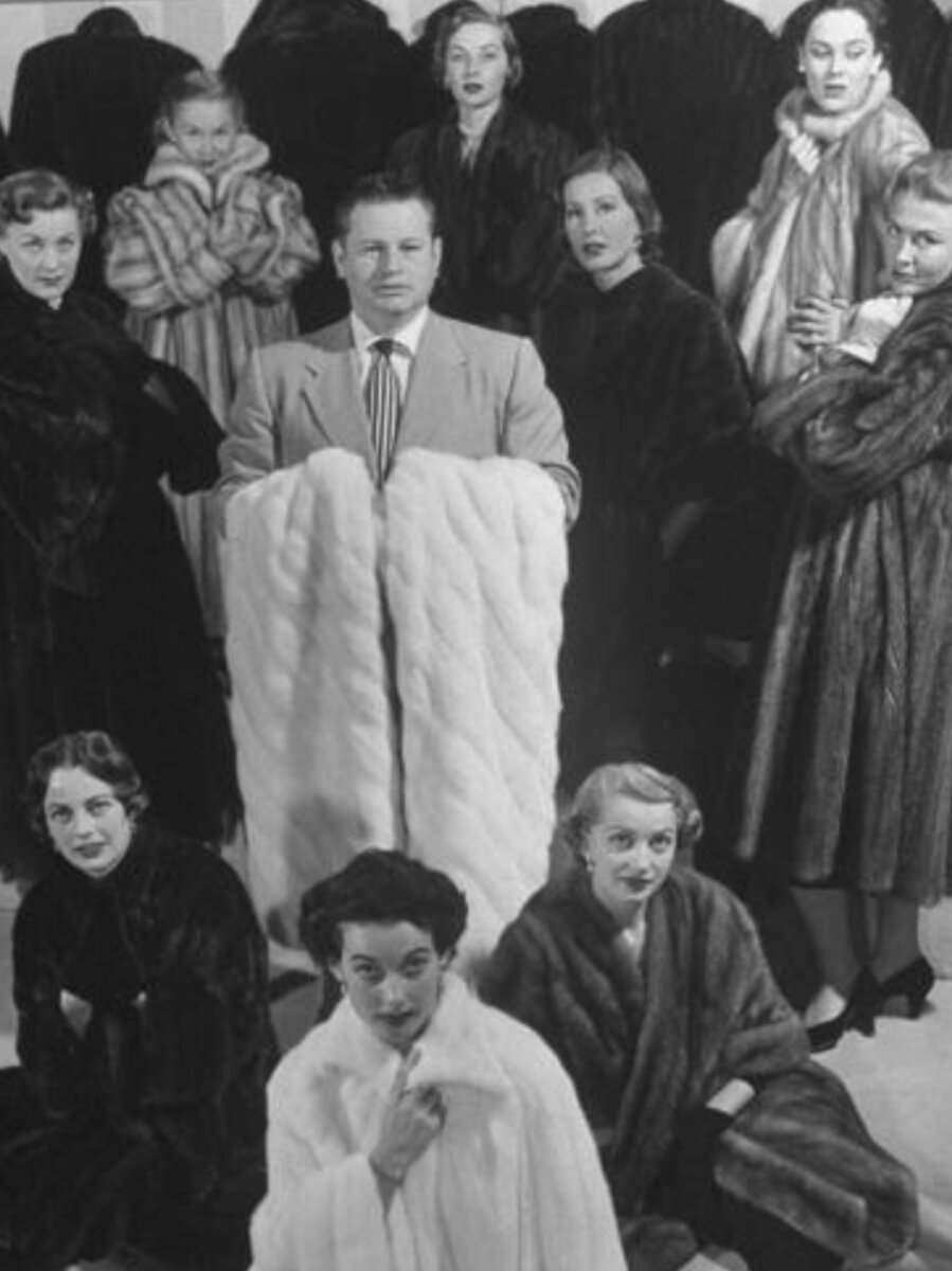 Красивая девушка с микрофоном. Как называют человека который исполняет музыку. Девушка поет. Как называют людей которые поют. Как называют людей которые поют.