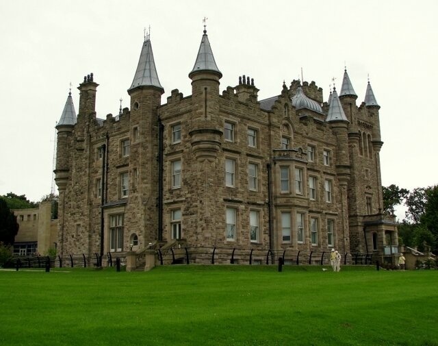 Стормонтский замок (Stormont Castle) — баронский замок недалеко от Белфаста, в настоящее время используется в качестве резиденции Кабинета министров Северной Ирландии // Источник: Wikimedia Commons (Ross, CC BY-SA 2.0) https://commons.wikimedia.org/wiki/File:Stormont_Castle_-_geograph.org.uk_-_964434.jpg