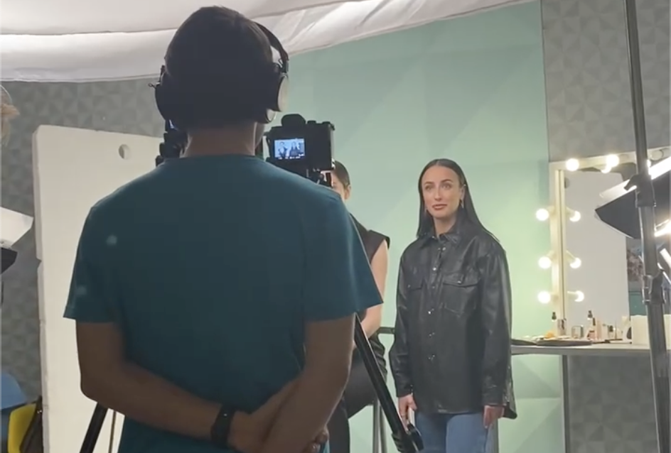 Черный кожаный пиджак шуршал всю съемку и приходилось часто останавливать камеру, чтобы переснять дубль. В итоге спикер нервничал еще больше, чем по умолчанию.