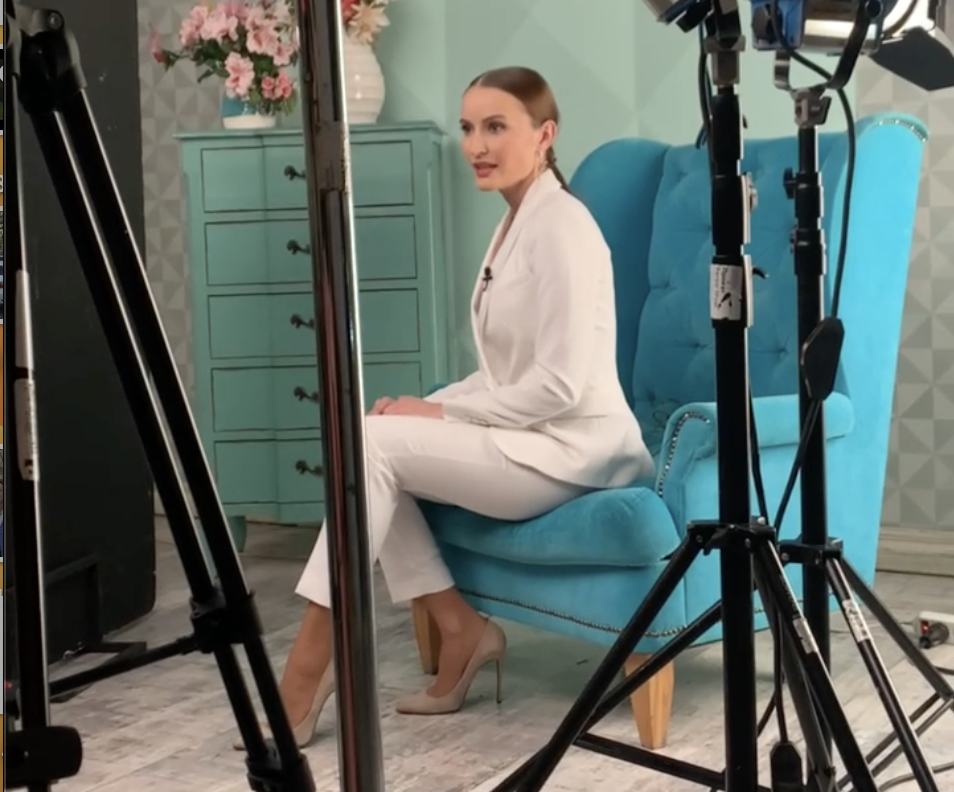 Наше спасение, что в один день нашелся человек, который приехал на студию и прочитал потрясающую лекцию в один дубль. Мой поклон мастерству. Но белый костюм — мой косяк.