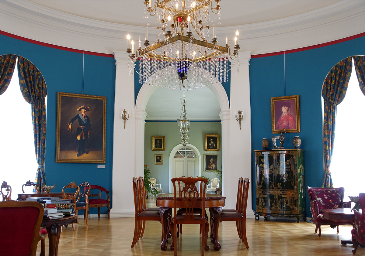 Квадратная люстра в Голубой ротонде усадьбы Степановское-Волосово. Тверская область.