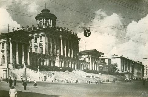 Фото взято с Мультимедиа арт музей, Mосква / Московский дом фотографии – Пашков дом, указатель движения «прямо и направо», 1945 год 