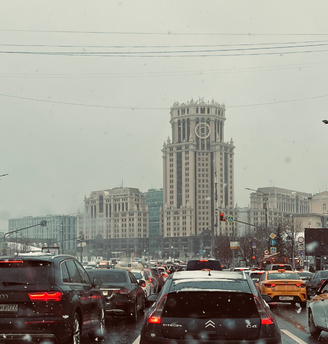   Москва встречала серым цветом неба, дождем и сильным ветром. Такой погоды в мае я не ожидала совсем, поэтому прям в аэропорту пришлось искать в распухшем чемодане пару белых тонких кроссовок.