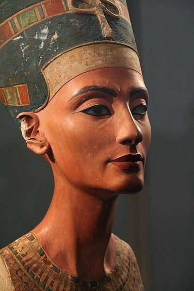 Бюст Нефертити // Источник: Wikimedia Commons (https://www.flickr.com/photos/bittidjz/, CC BY-SA 2.0 ) https://commons.wikimedia.org/wiki/File:Wiki_nefertiti_bittidjz.jpg
