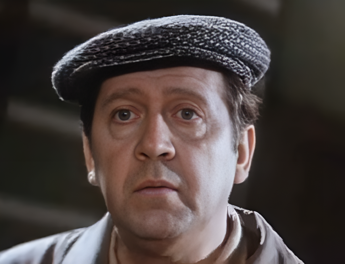 Кадр из фильма "Учитель пения", в роли Ефрема Николаевича - Андрей Попов, скиншот