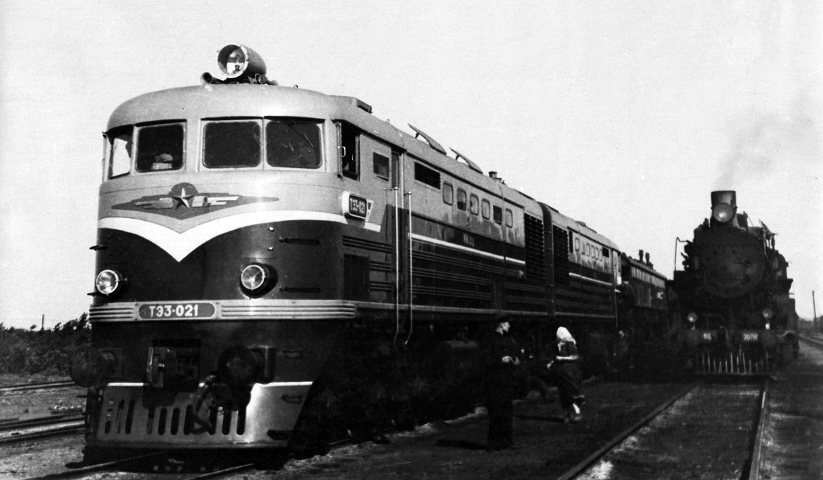 Тепловоз ТЭ3-021 и паровоз ФД20-786. Ртищево ЮВЖД, 1956 г. Из фондов Ртищевского краеведческого музея. Автор неизвестен