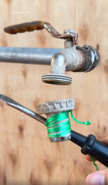 Используя отвертку как рычаг для откручивания;