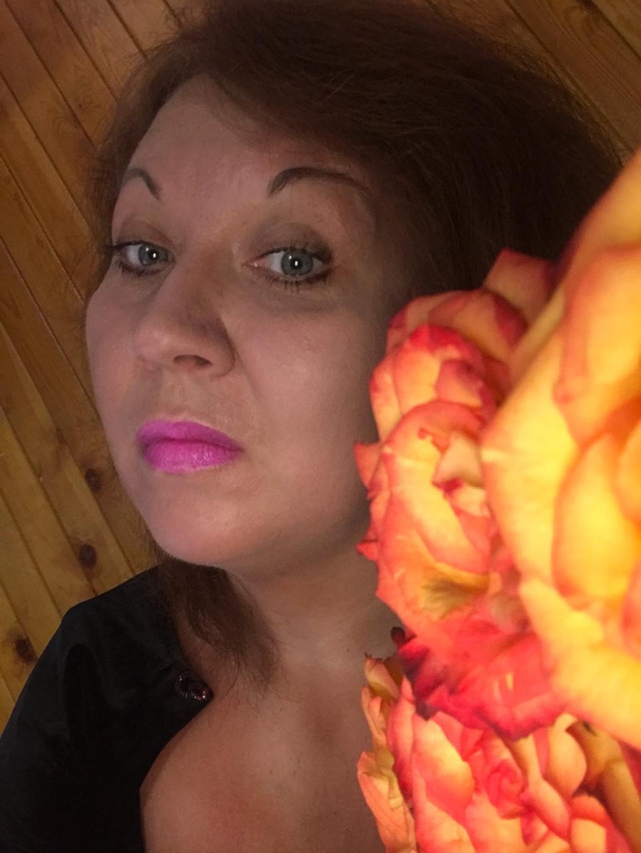 Эту фотографию я сделала утром, мне исполнилось 45 лет, и я щелкнула себя на телефон, и поставила на аватарку в Дзене, так начался мой путь Тут, в роли комментатора. 