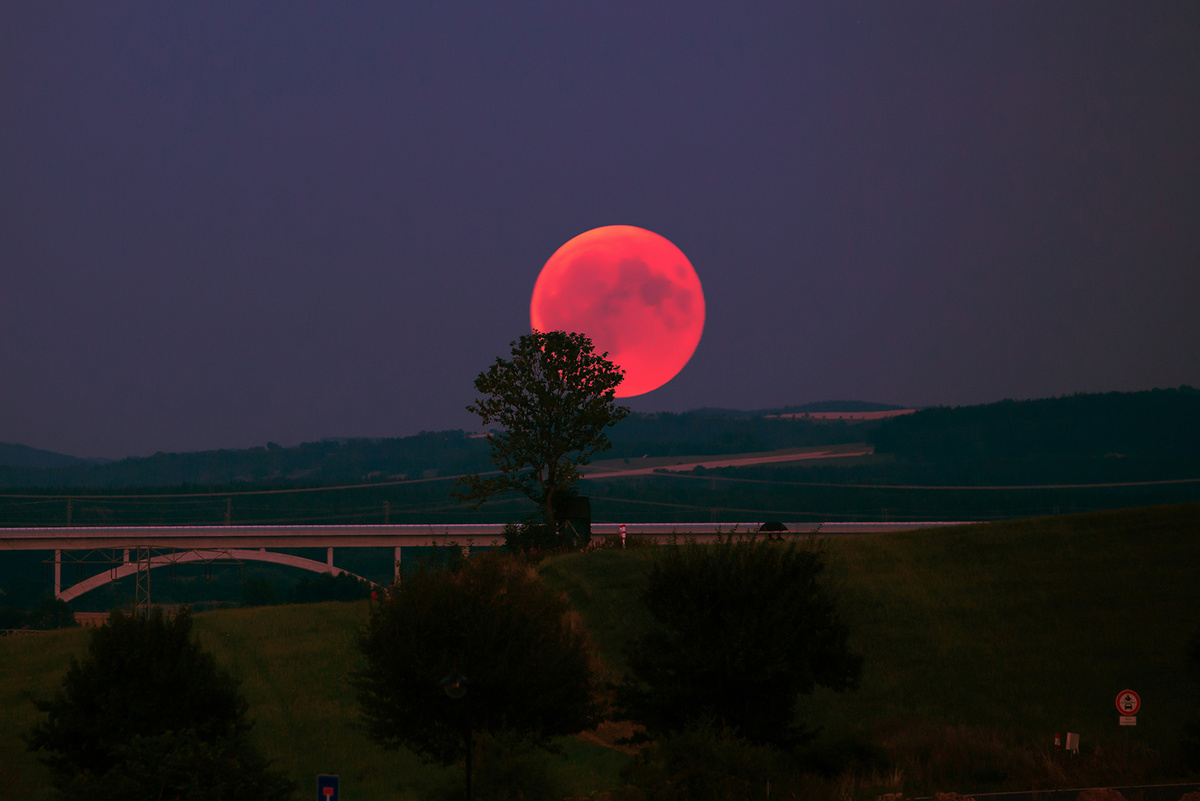 Кровавая Луна всерьез пугает жителей Земли.  Фото: unsplash.com