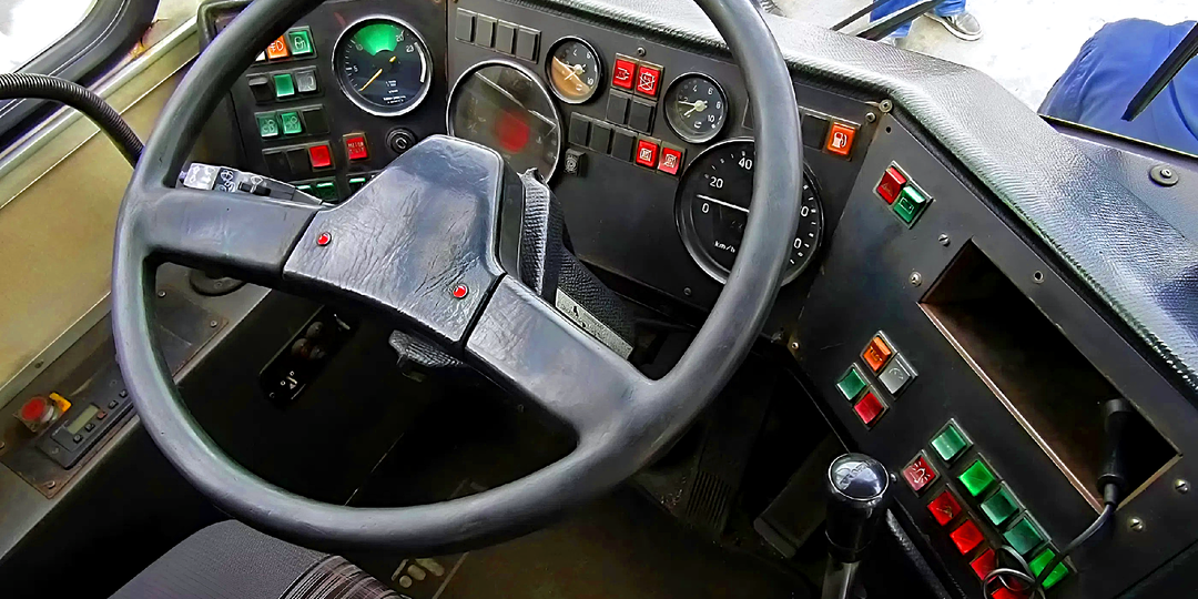 Запах солярки и скрип "гармошки" на поворотах: за что любили Икарус-280 и какие были самые необычные модификации