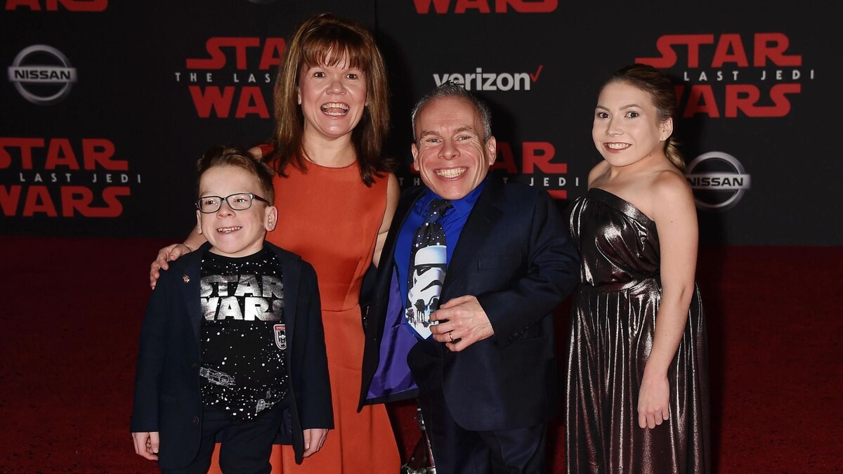    Саманта и Уорвик Дэвис с детьми