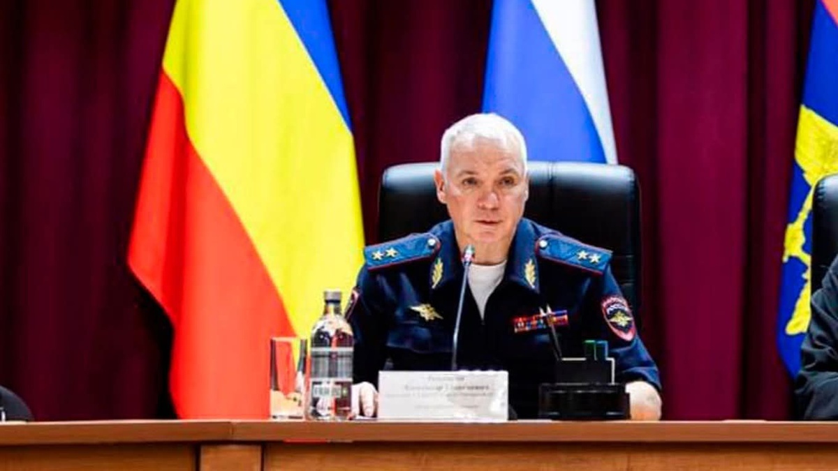  Они должны отказаться от этой компенсации, как честные люди, а им должны предоставить сразу орден.

♦
Александр Романов
Михаил Павличенко Взять орден - это тоже взятка? ♦ Главное управление МВД по Ростовской области начало платить полицейским компенсации за отказ от взяток. «В последнее время мы ввели в практику: за стойкую антикоррупционную позицию мы возвращаем сотрудникам денежные средства, которые были предложены взяткодателями», — рассказал начальник ГУ МВД Александр Речицкий (цитата по «РИА Новости»).
Он подчеркнул, что на того, кто пытается дать деньги полицейскому за решение вопроса, заводят уголовное дело, а сотрудник получает заявленную нарушителем сумму в полном объеме. При этом Речицкий не уточнил общий объем выплат и откуда берутся средства на такие «компенсации». Он также не сообщил, как долго длится эта практика и сколько именно полицейских были поощрены подобным образом, отметив лишь, что за последние два месяца было возбуждено более 25 уголовных дел о даче взятки (статья 291 УК).

Всего же за первую половину 2025 года в Ростовской области выявили 767 коррупционных преступлений. В том числе было пресечено 260 взяток, 135 из них предотвратили сотрудники органов внутренних дел, добавил он. Генерал-лейтенант Речицкий стал начальником ростовского главка 25 апреля. ♦ https://www.facebook.com/masha.denisova.16/posts/pfbid0rWd3pkRaUk14BrTWv5sL8S1bvQzxQQoHtBMewQV6W7r2GXrDdi8GkBCrf6Kn7jvvl