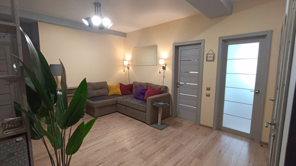 Благодаря перепланировке появились две полноценные спальни и просторная гостиная. 