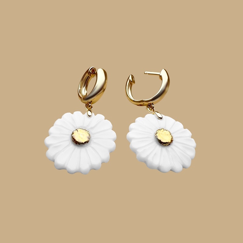 Серьги-ромашки с покрытием из жидкого золота