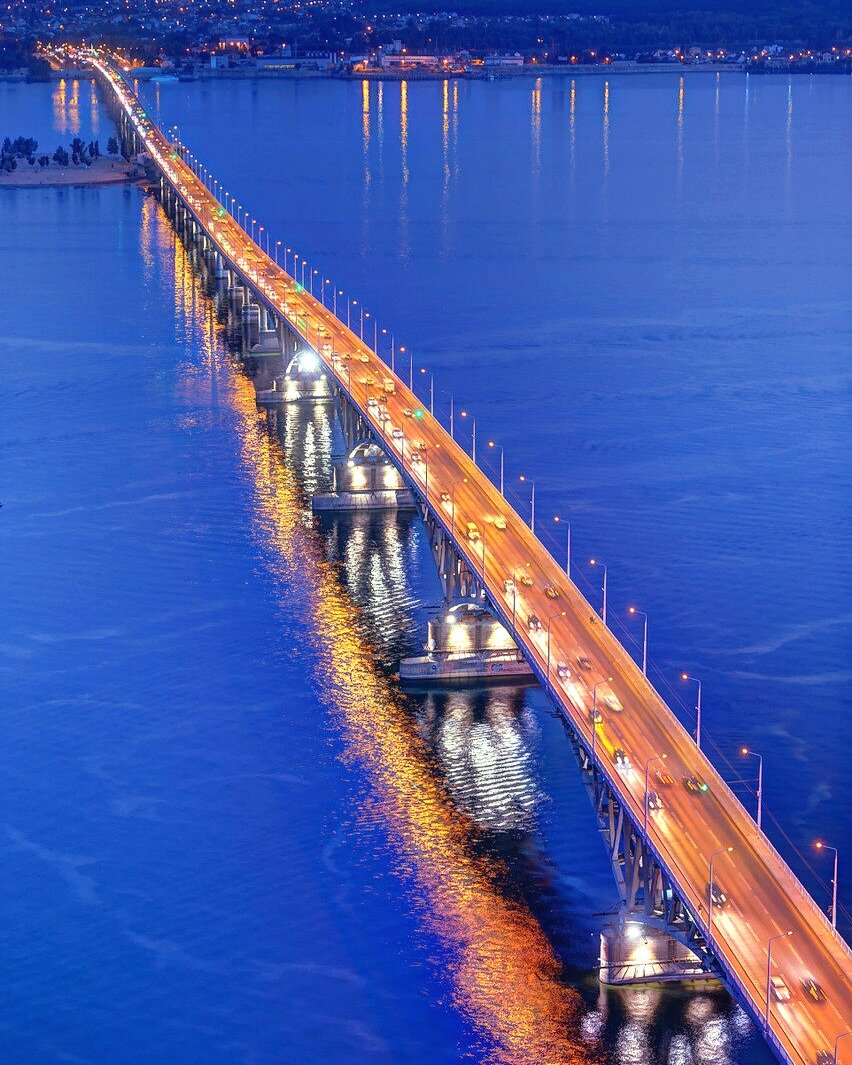 Мост через Волгу в районе города Саратов является визитной карточкой города. В 2011 году его включили в список 20 архитектурно-исторических достопримечательностей Приволжья.-4
