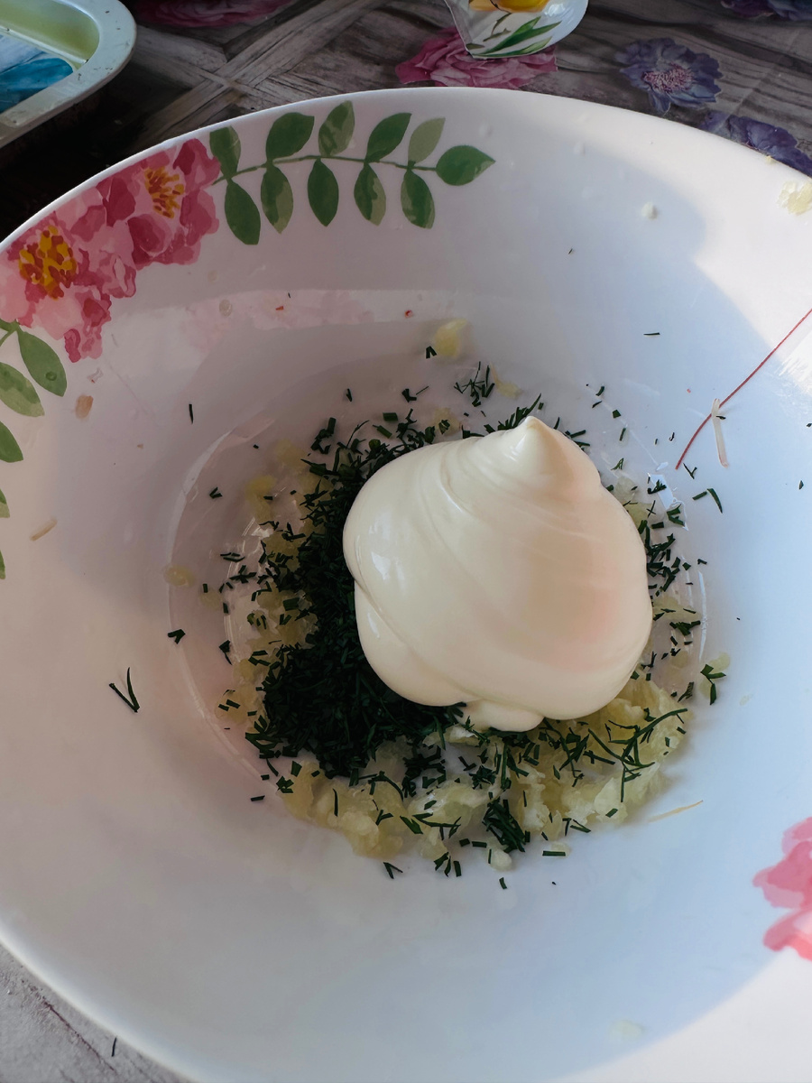 Вот столько у нас чеснока