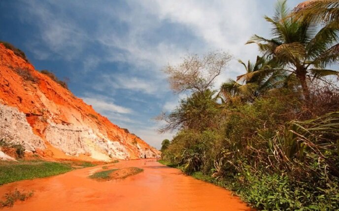 Северный Вьетнам. Его крупнейшая река Хонгха (что переводится как Красная). Понятно, откуда такое название? (aviasovet.ru)