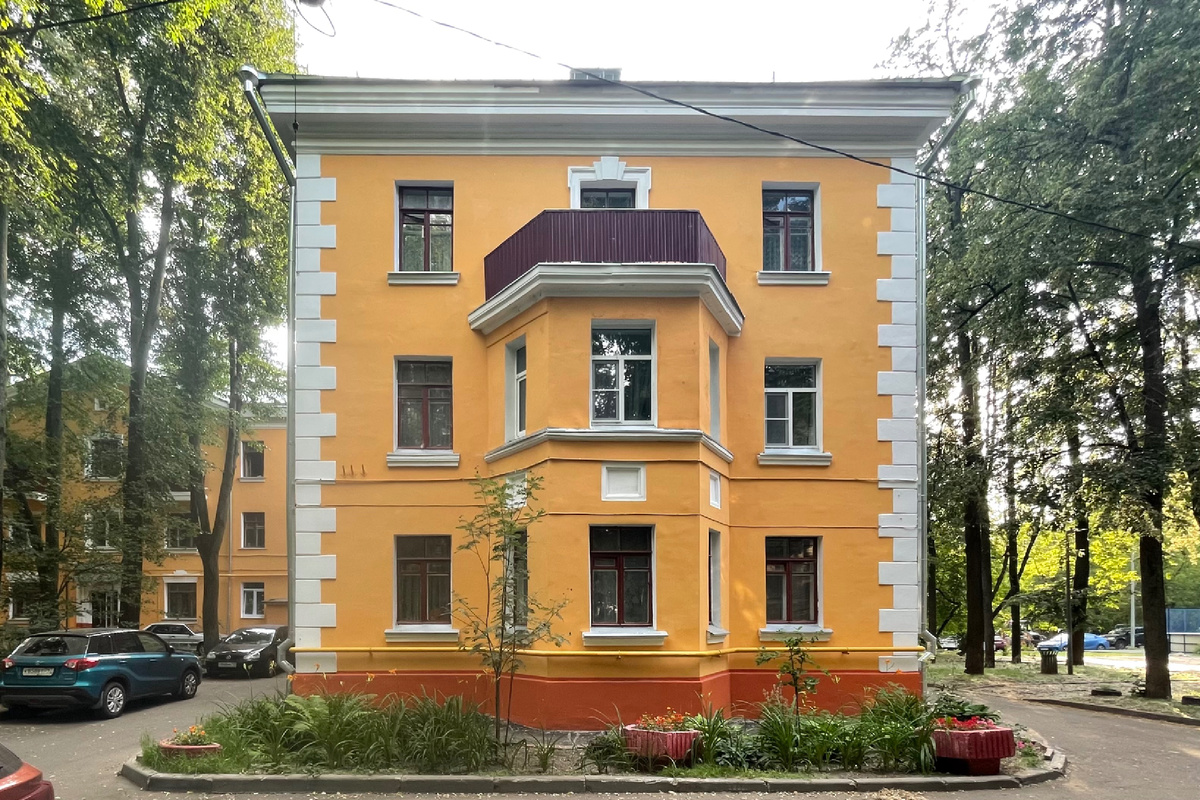 1-я Парковая улица, 5-7. Вид с востока на один из торцов дома. 