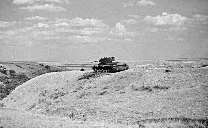Брошенный танк КВ на высоком правом берегу Дона, лето 1942
