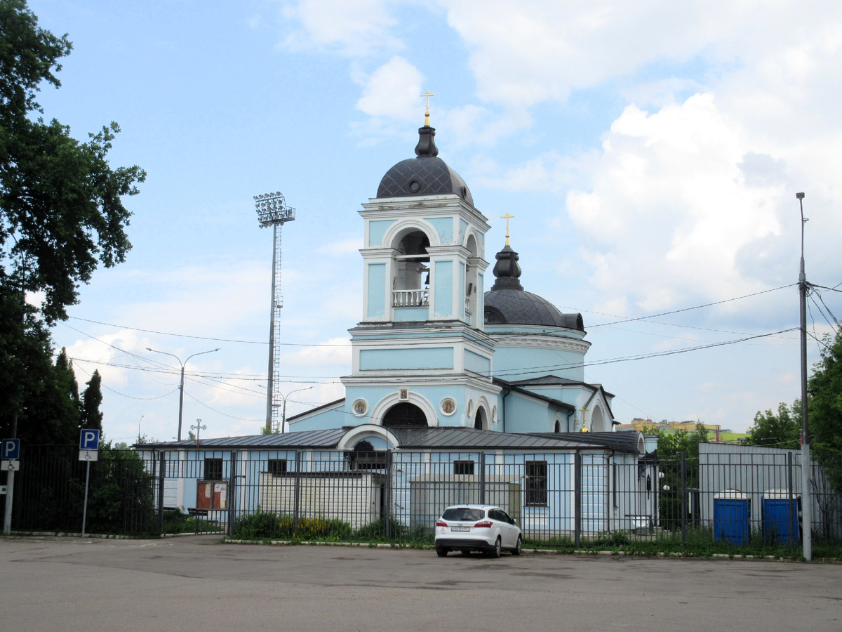Вид церкви от стадиона "Родина"