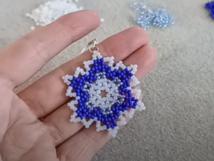    Серьги-снежинки из бисера от Гульнур   
Источник: Кадр из видео