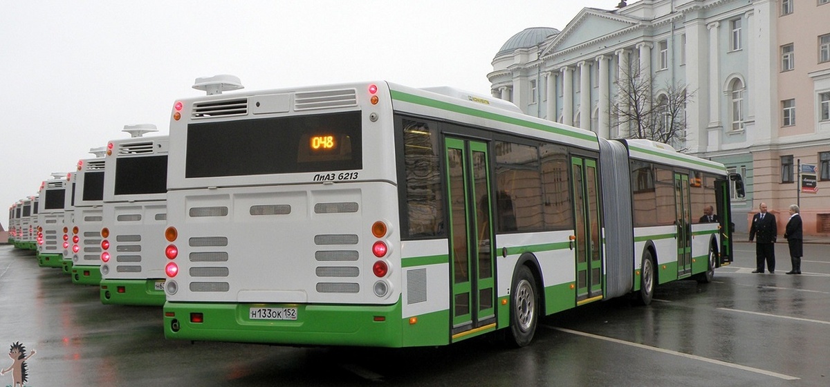 ▲ ЛиАЗ-6213.22 на пл. Минина и Пожарского, Нижний Новгород. Показательная деталь - на новой машине уже не работает правый стоп-сигнал  /// Фото: Антон Малов