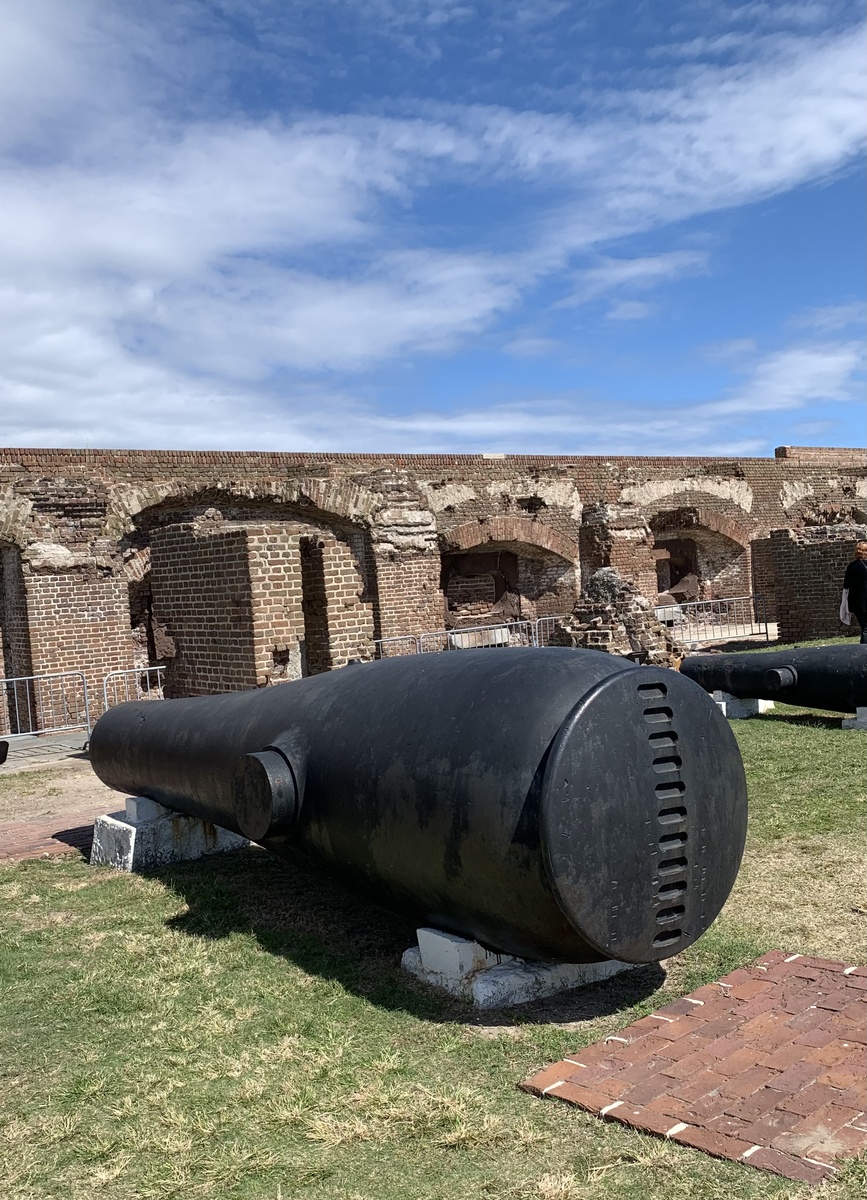 Пушка бьет на 4 км. Представить трудно!! 