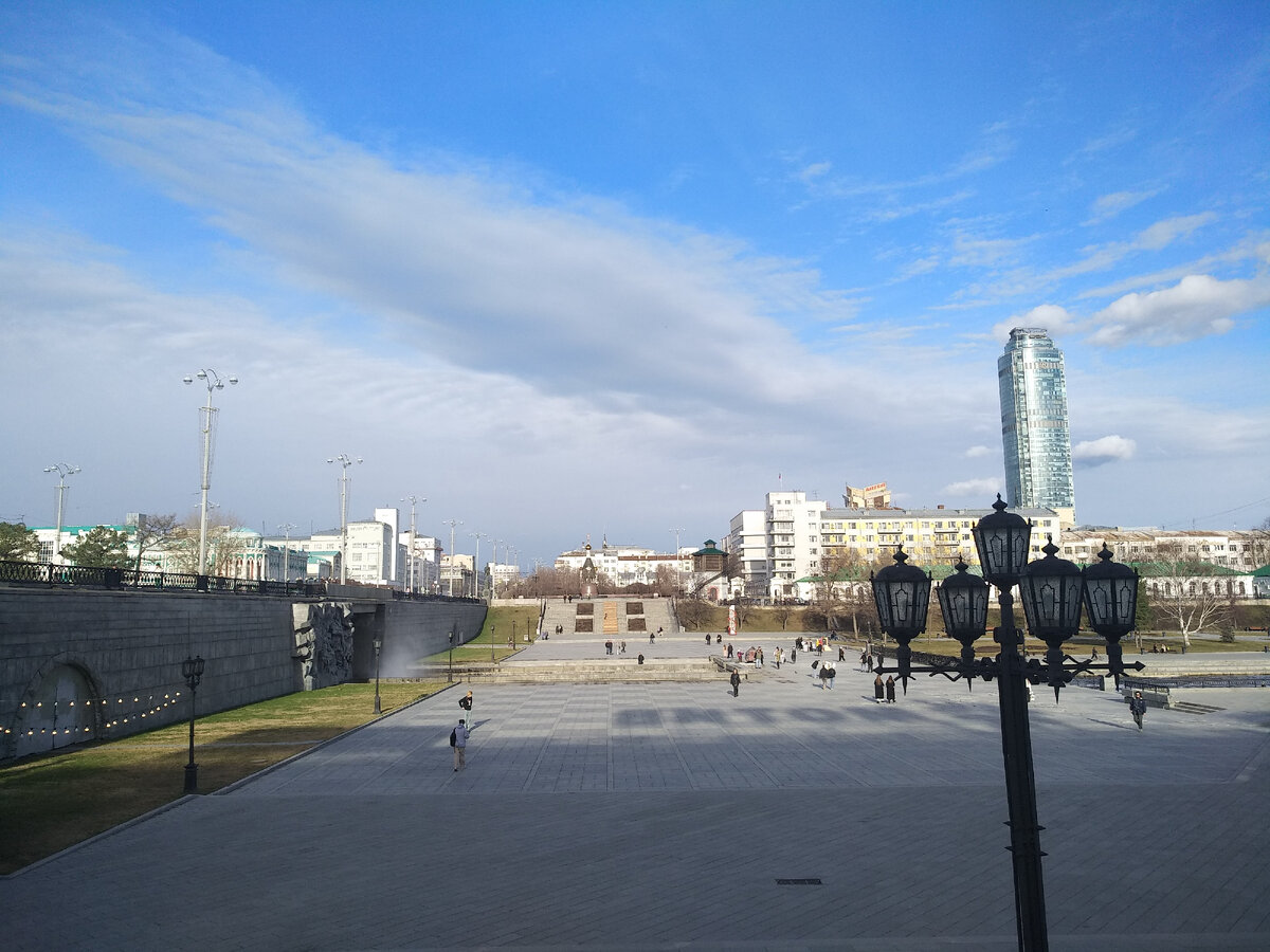 Екатеринбург, "Плотинка" апрель 2024. Всё это пространство было заполнено людьми, вдалеке ступени где располагалась сцена, фото автора 