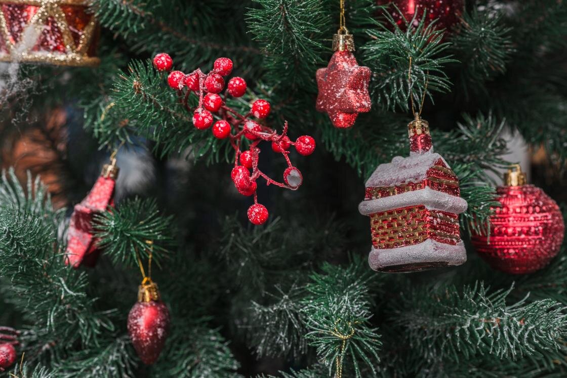    Красные игрушки на елке:Pixabay