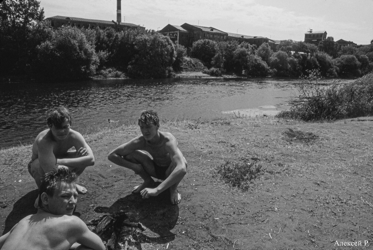 А это просто местные гопники на фоне фабрики