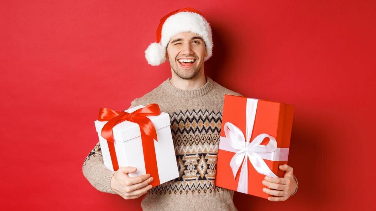    Парень с подарками:Freepik