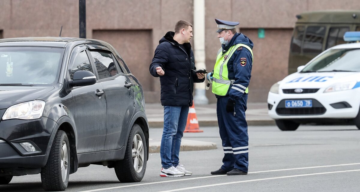 ОСАГО — полис обязательного страхования гражданской ответственности владельцев транспортных средств. Он должен быть у каждого водителя. Без ОСАГО водитель в принципе не имеет права садиться за руль.