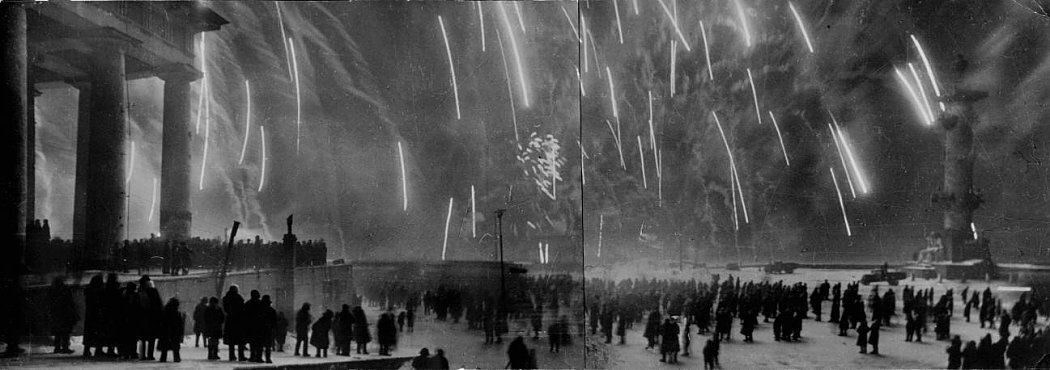 Салют в Ленинграде 27 января 1944 года в честь снятия блокады города.