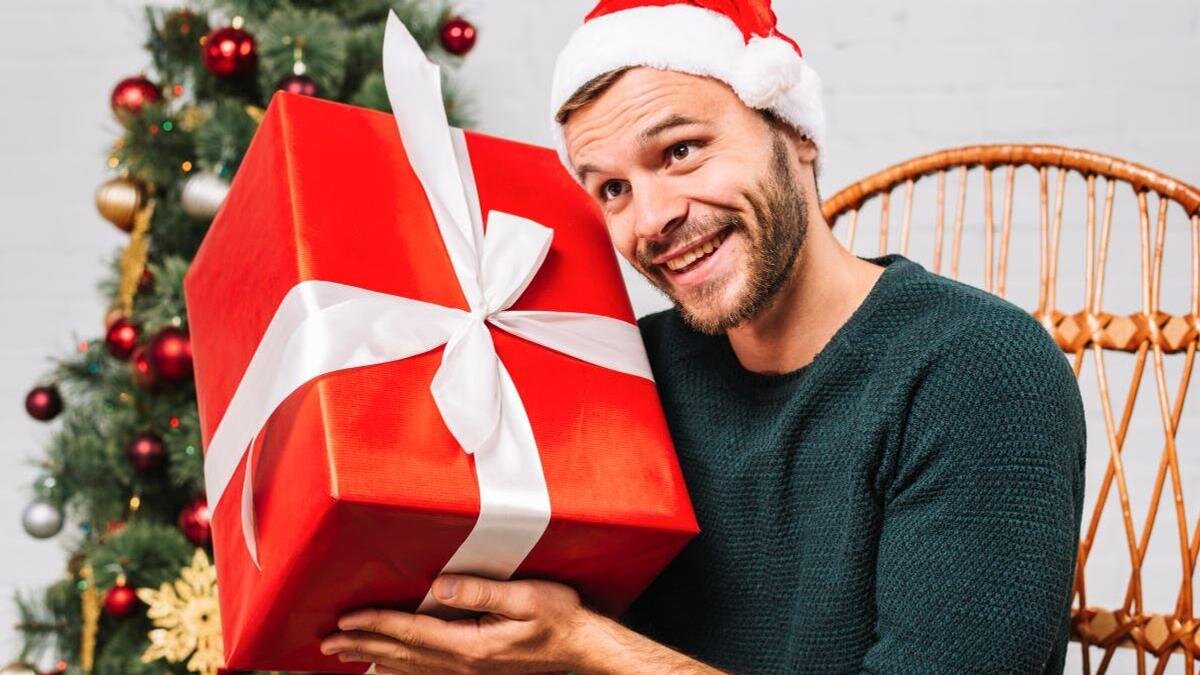    Мужчина с подарком:Freepik