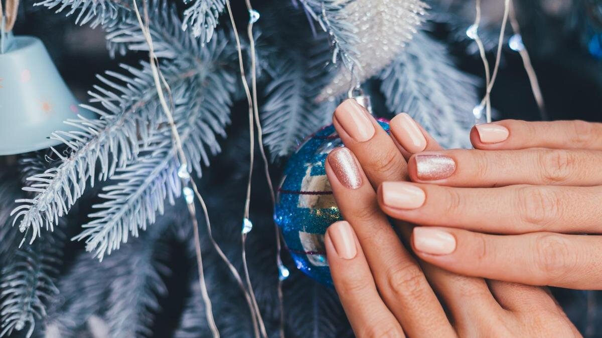   Красивый нежный маникюр в нюдовых тонах и новогодняя елка:Freepik/kroshka__nastya