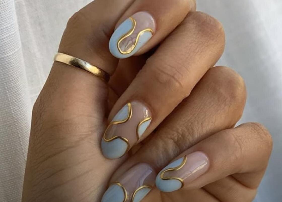    Нежный маникюр с золотыми волнами и негативным пространством на овальных ногтях средней длины:YouTube/Elena idea
