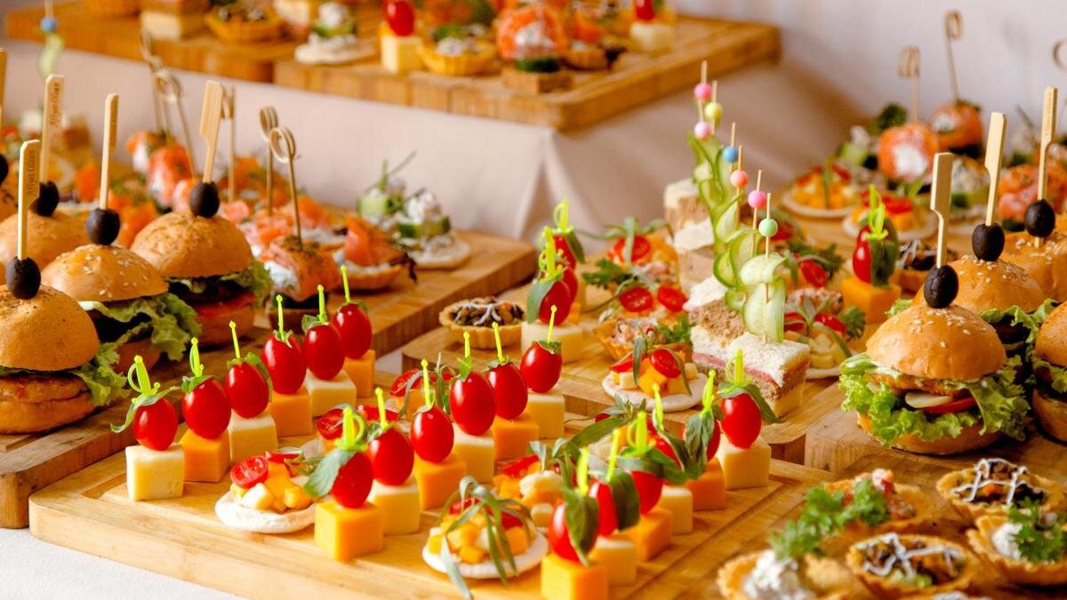    Бутерброды канапе с сыром, томатами, оливками, ветчиной и другими ингредиентами:Freepik