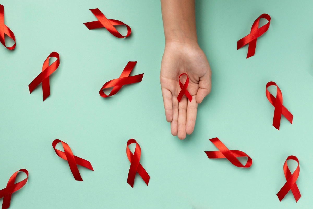 Источник изображения: freepik.com/free-photo/person-holding-world-aids-day-ribbon-symbol_18262308.htm