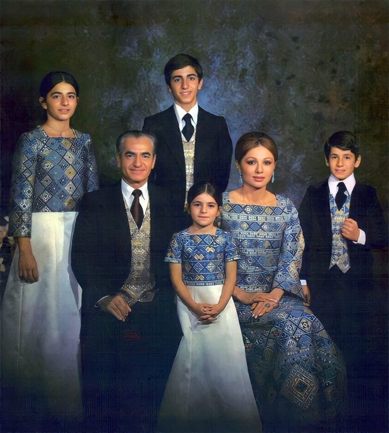 Иранский шах Мохаммед Реза Пехлеви с семьей. Источник: arahpahlavi.org
