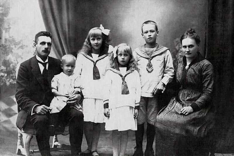 Семья Эрикссон. Астрид стоит рядом с отцом.