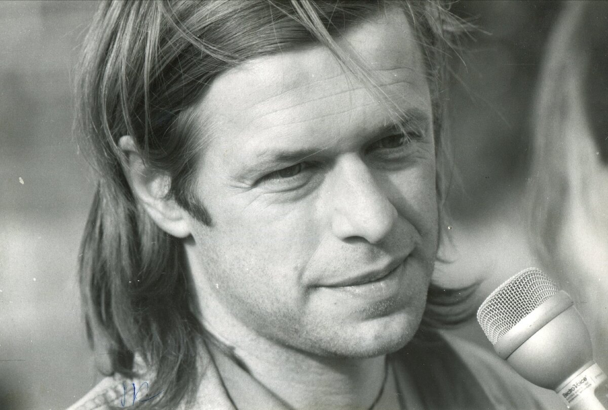 Легендарный БГ, еще без бороды.