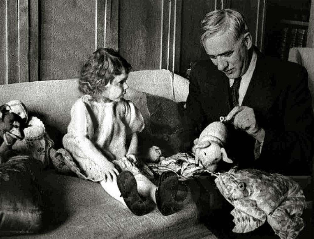 Корней Иванович Чуковский искренне любил детей, с удовольствием играл с ними.