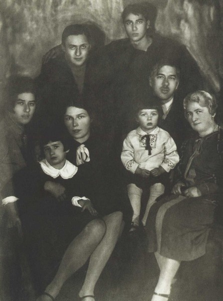 Корней Иванович Чуковский с семьей. Слева направо сидят: Лидия, Мурочка, Марина (жена Николая), Корней Иванович с внучкой Татой, Марина Борисовна. Стоят Николай и Борис. Фото 1927 года.