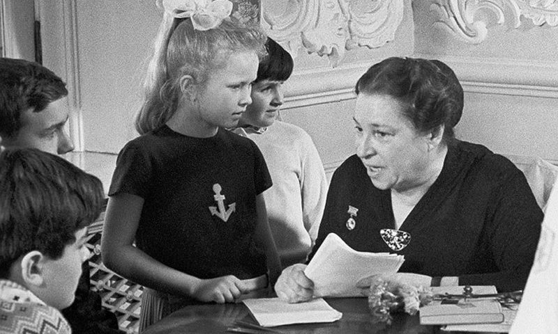 Агния Барто всегда с удовольствием общалась с детьми.