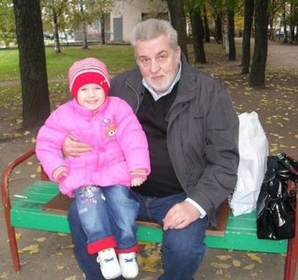 Анатолий Миончинский с внучкой Александрой.