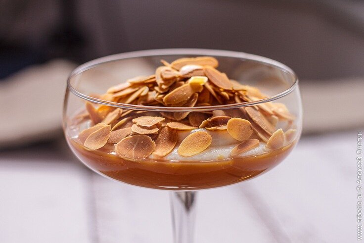 Третий рецепт - картофельный гратен. Для приготовления вам понадобятся картофель, молоко, сыр, соль, специи и зелень. Картофель очистите и нарежьте тонкими ломтиками. Переверните форму для выпечки и залейте ее маслом. Выложите картофель в форму, посыпьте солью и специями по вкусу. Затем выложите очередной слой картофеля и сыра. Повторяйте слои до тех пор, пока ингредиенты не закончатся. Сверху посыпьте сыром и зеленью. Залейте молоком и выпекайте до золотистой корочки. Гратен будет прекрасным гарниром к любому мясному блюду или может быть самостоятельным блюдом на вашем столе.