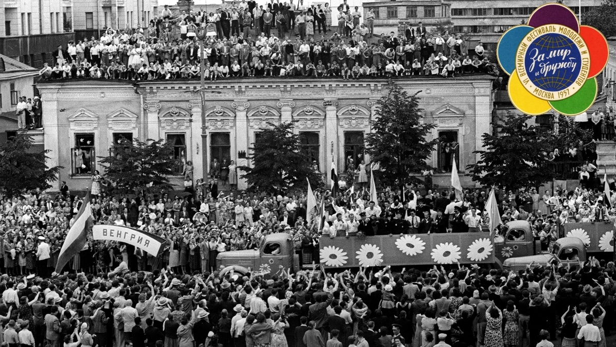 Проезд гостей фестиваля молодёжи и студентов по Садовому кольцу 28 июля 1957. Фото из интернета.