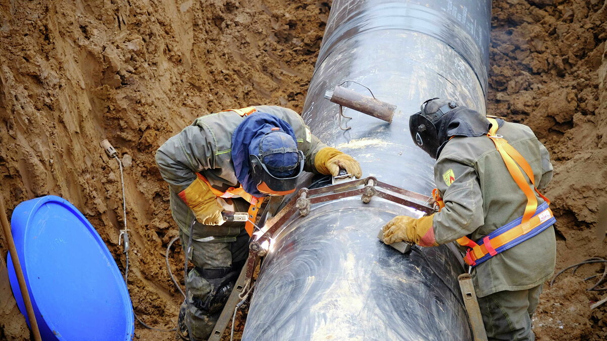 Сварка стыка труб магистрального газопровода