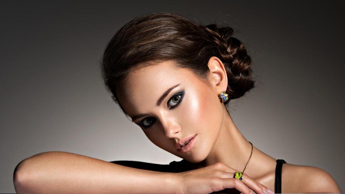    Девушка с красивым макияжем и элегантным пучком из косы:Freepik/valuavitaly