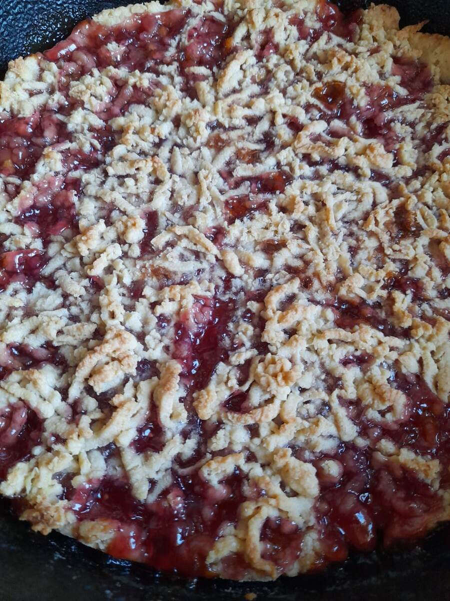 Пирог с малиновым джемом